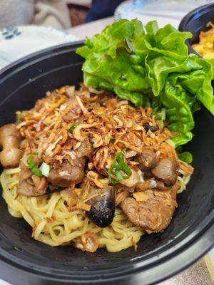 Indonesian noodle with chicken and mushroom