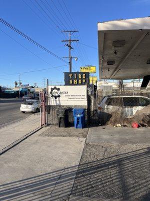 The location, the yellow sign is the used car lot where you pull in.