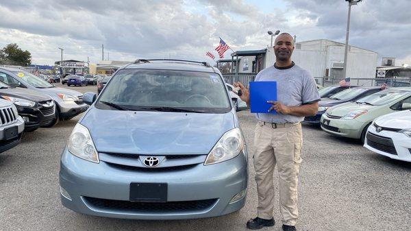 Our customer came from Jacksonville, he got a 2006 #toyotq #sienna #6cyl #cleantitle #carfaxavailable