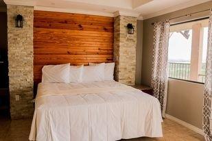 Lakeview Inn & Suites