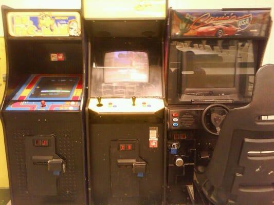 This washateria even has an arcade!  How cool is that?!