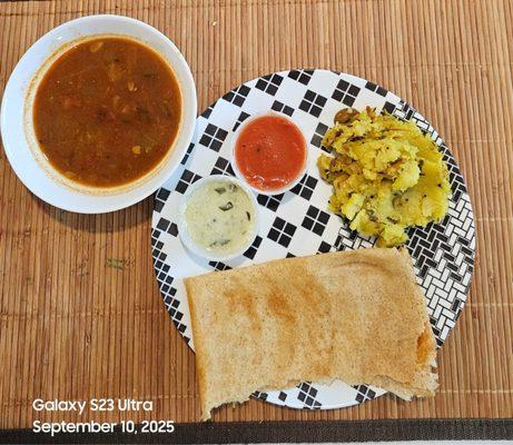 Masala dosa with chutney and sambhar