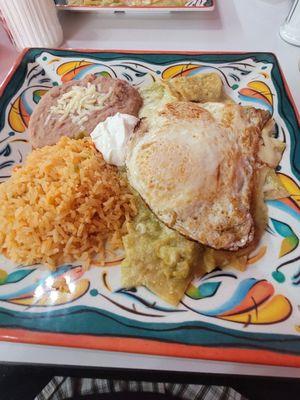 Chilaquiles Verdes with arroz and frojolies. Perfect portion.