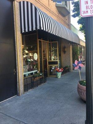 Adorable boutique type store. Lots of cute high end clothing,great kitchen gadgets and perfect specialty gift items.