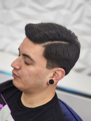 #4 mens regular, side part, zero taper in back.