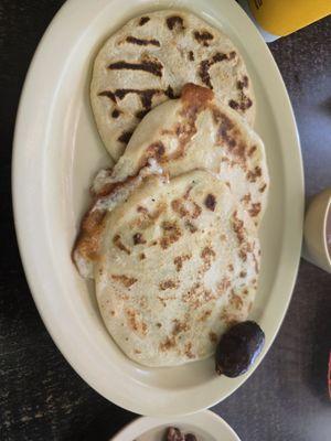 Pupusas de qeso reguelta and qeso con jalapeño