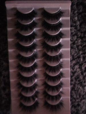 Lee's Piercing An Lashes