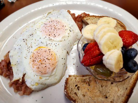 Corned beef hash w/ fruit