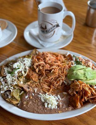 Chilaquiles divorciados y un cafe de olla