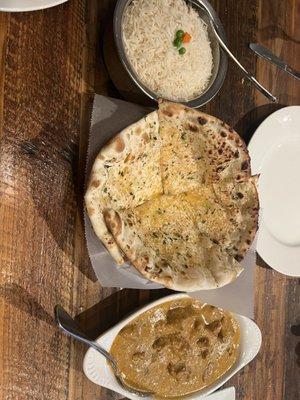 Spicy butter chicken w/ garlic and cheese naan