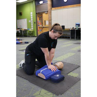 Perfect body position! Straight arms, straight back, hands in the center of the chest and wide base for awesome compressions