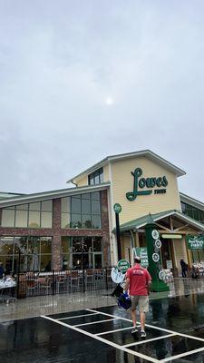 Entrance to Lowe's Foods