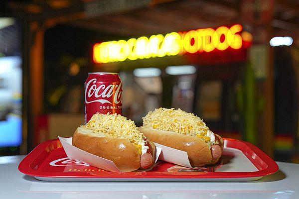 El Combo perfecto, dos perritos con una soda, lo mejor de todo es que lo armas con lo que quieras en nuestra barra de toppings y salsas