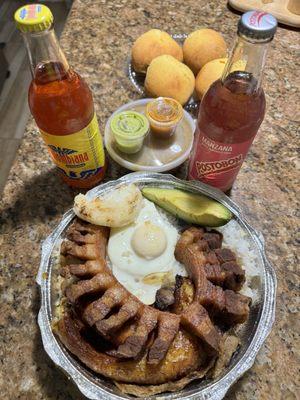 Bandeja Paisa, postobon de manzana y Colombiana. 4 almojabanas.