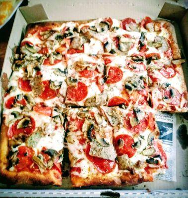 Thanks to all at our favorite pizzeria !! Scillian pie... Pepperoni, mushroom and sausage!!