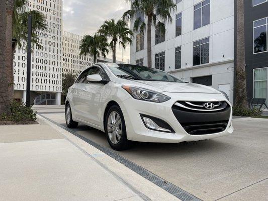 Hyundai Elantra extra clean, fun tu drive