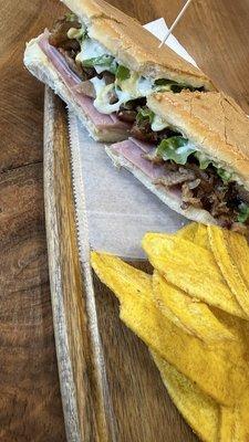 El Cubano Criollo with plantain chips