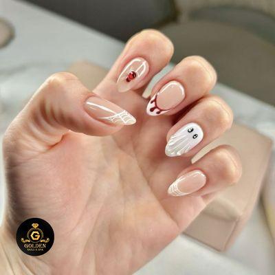 A sprinkle of sparkle with a touch of fright. These Halloween nails shine brighter than a full moon. Schedule today!