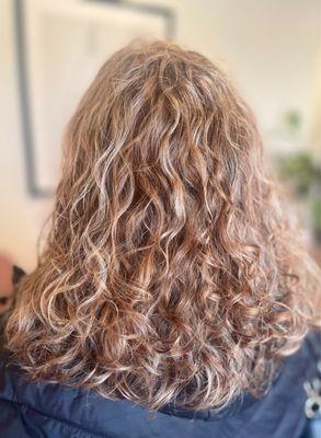 Beautiful color and amazing with curly hair