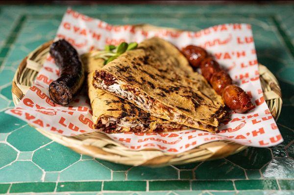 Tlayuda of chorizo and moronga