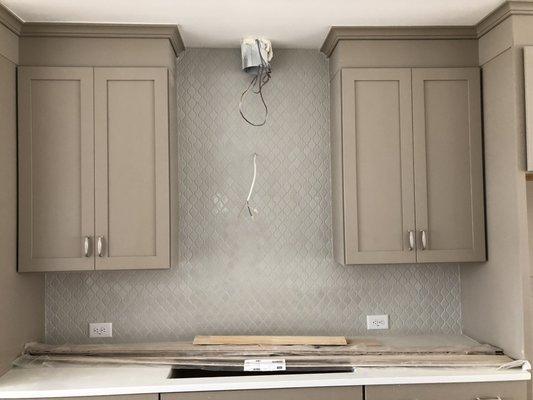 Backsplash with a lantern mosaic