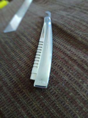 It's a old straight razor I'm looking for blades for. Cuts beautiful and is easy to hold