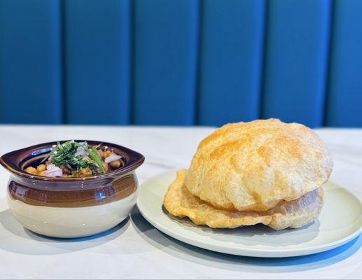 Puri and chickpeas curry