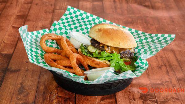 Juicy Burger with classic onion rings