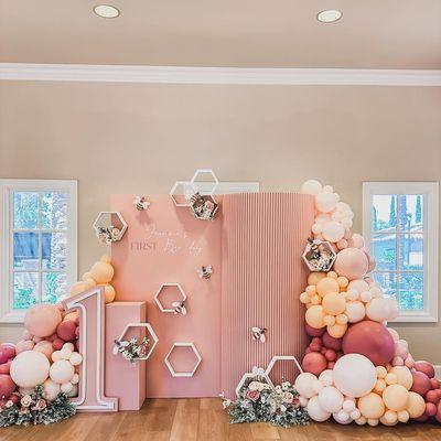 1st birthday bee balloon birthday backdrop in Orange County by the Simple Luxe. #thesimpleluxe