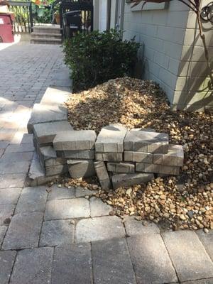 Instead of properly building this corner joint, they lazily stacked the bricks and called it a day.