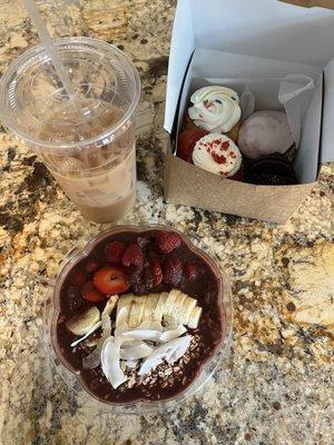 Coffee, cupcakes, açaí bowl