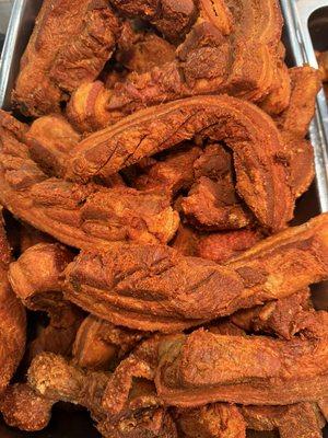 Chicharrones carnudos se cocinan el miércoles, jueves, y viernes!