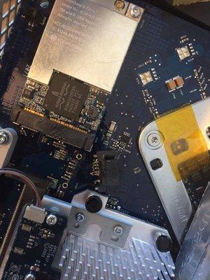 The SATA socket was broken (as seen) and just glued in