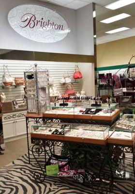 We make YOU look good! Let us help you find just the right styles for your body type. Your favorite outfits are waiting for you at Rudy's.