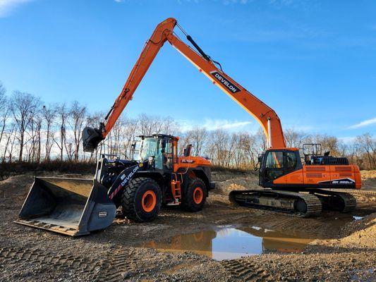 Wheel Loader
Long Reach Excavator