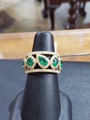 18kt Natural emerald ring withe diamonds . Very High Quality.