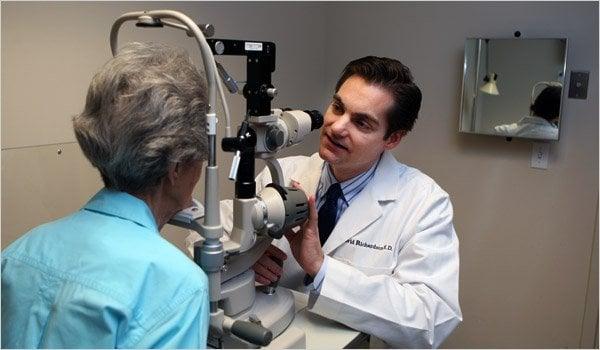 Dr. David Richardson focuses on cataract and specialized glaucoma surgery. He is accepting new patients in our San Marino office.