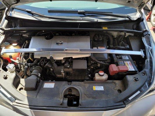 cat put the new strut bar for my prius 16