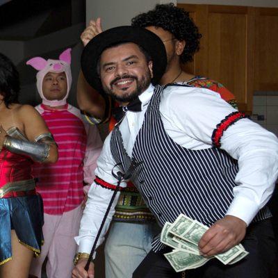 Hugo bringin retro barber back at the CbH Halloween bash.