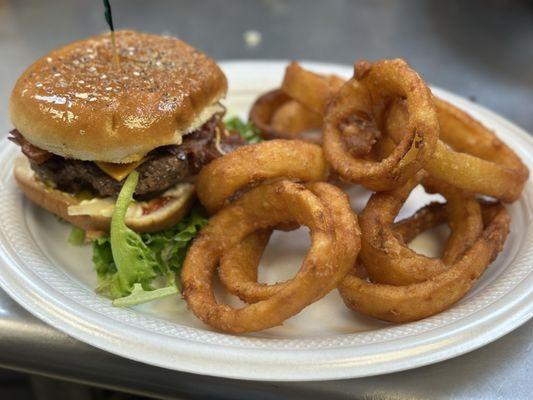 Cheeseburger with Onion Rings