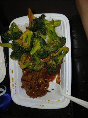 I bought beef with broccoli and white rice, all they gave me was 6 little pieces of beef and all that broccoli. I paid 10 dollars.