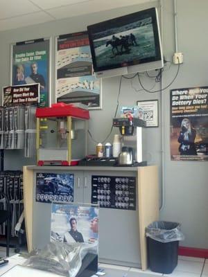 Tv, wireless internet, coffee, plenty of seating available.