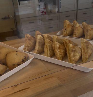 Cute. Supported. Tried scone - might return to try the turn over.