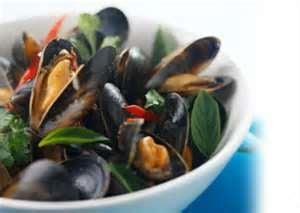 Steamed black mussels in white wine and garlic