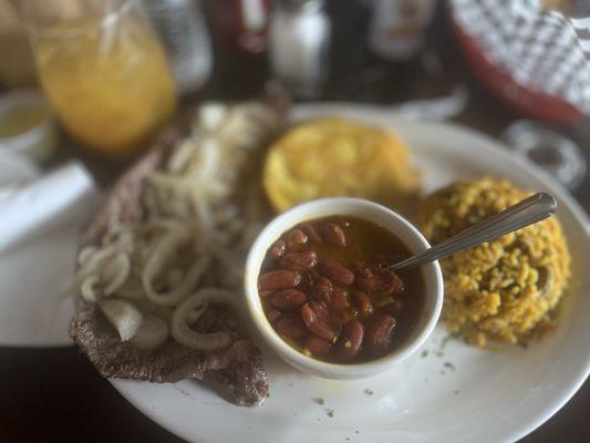 Arroz con gandules, biftec encebollado y tostones es un 10 de 10