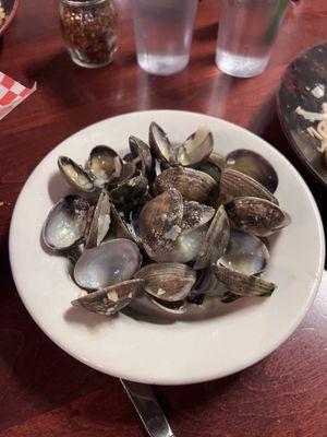 Wow clams with spaghetti my wife lost count on how many clams. Everything here was delicious.