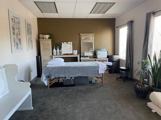 The Studio / Suite 210
Enter the studio while being greeted by relaxing music and calming scents.