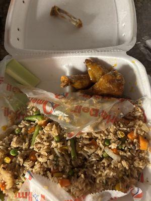 A plate full of fucking rice and on only five wings.. I ate one n it tasted like mild instead of gold flavor. Whole plate trash