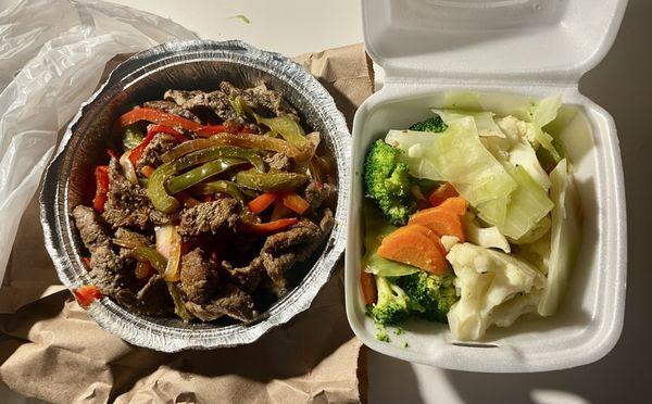 Bistec Encebollado y Vegetales al vapor
