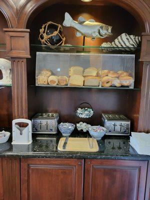 Toast, cinnamon bread and bagel station